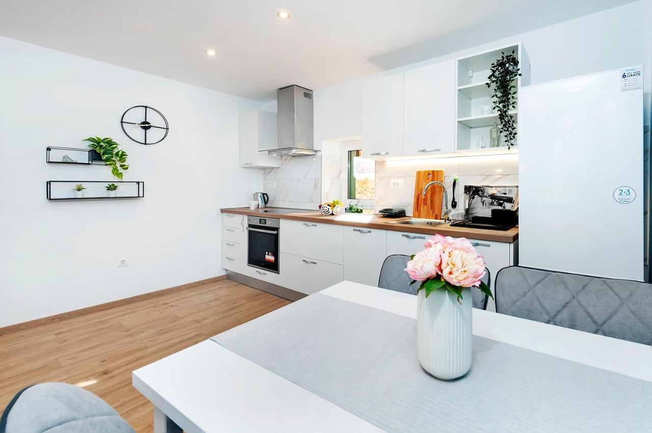 Otto Apartment With Sea View And Parking Rovinj Eksteriør billede