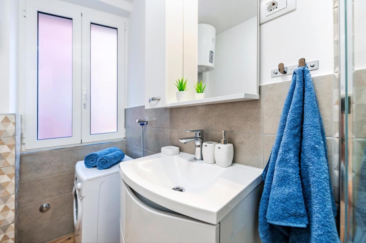 Otto Apartment With Sea View And Parking Rovinj Eksteriør billede